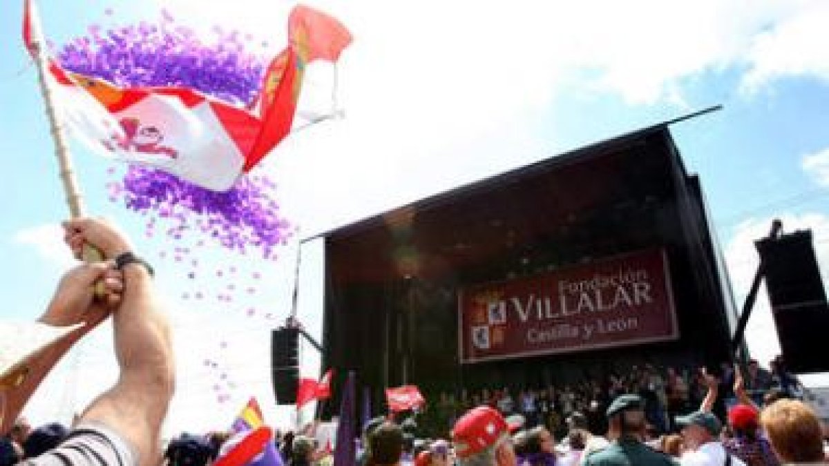 Más de 20.000 personas formaron parte de la fiesta en la campa de Villalar de los Comuneros.