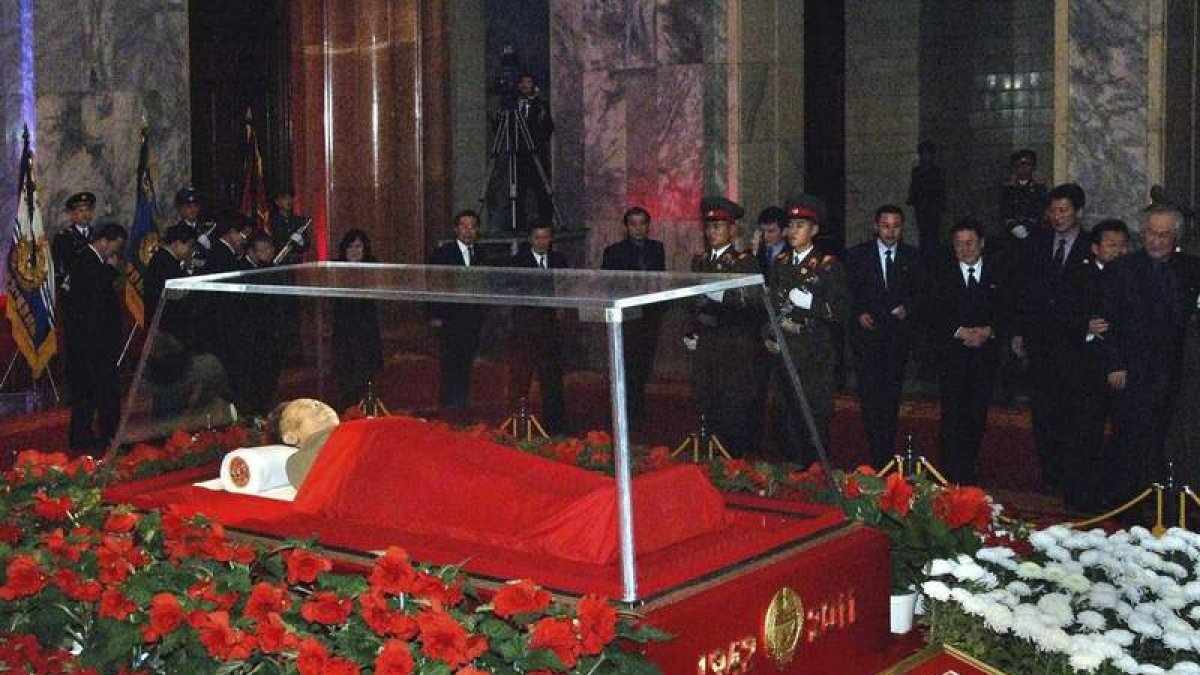 El cadáver del líder norcoreano, Kim Jong-il, cuyo féretro reposa en el palacio de Kumsusan.