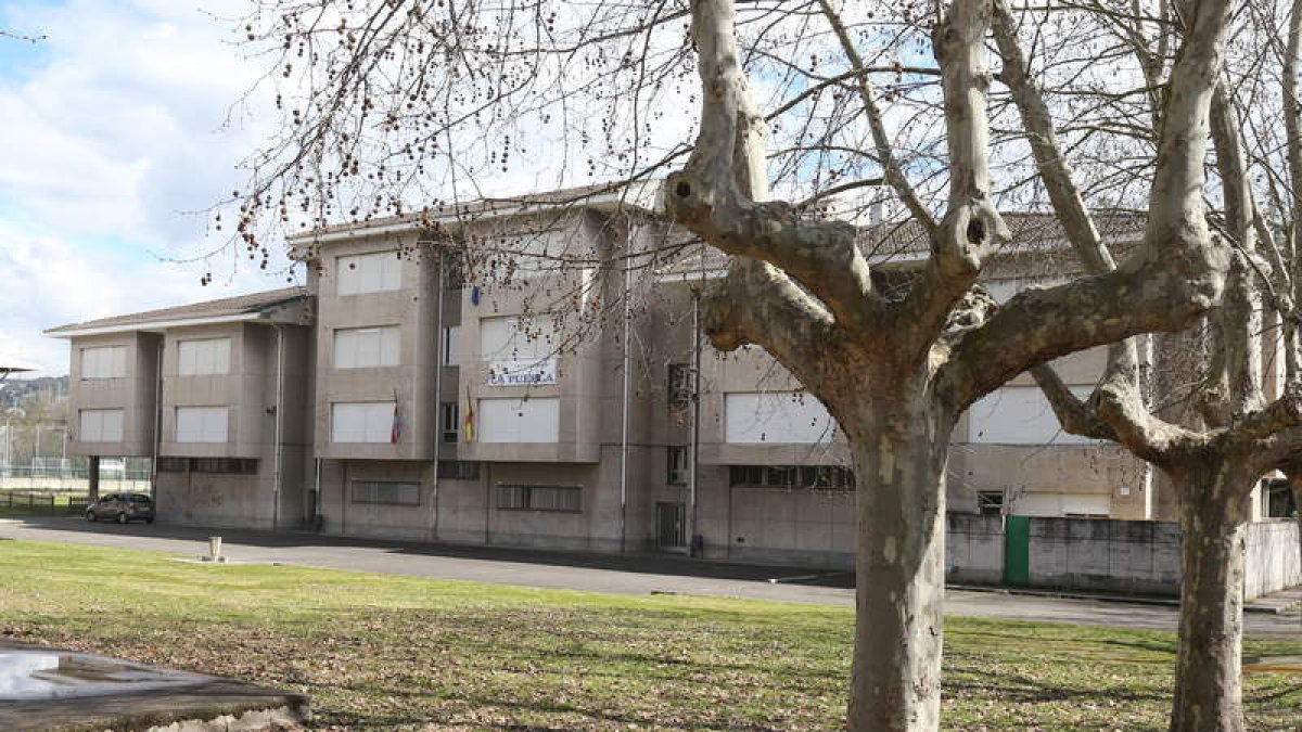 El colegio La Puebla estaba ayer cerrado por las vacaciones, pero a sus escasos 32 alumnos les sobra espacio en el centro. L. DE LA MATA