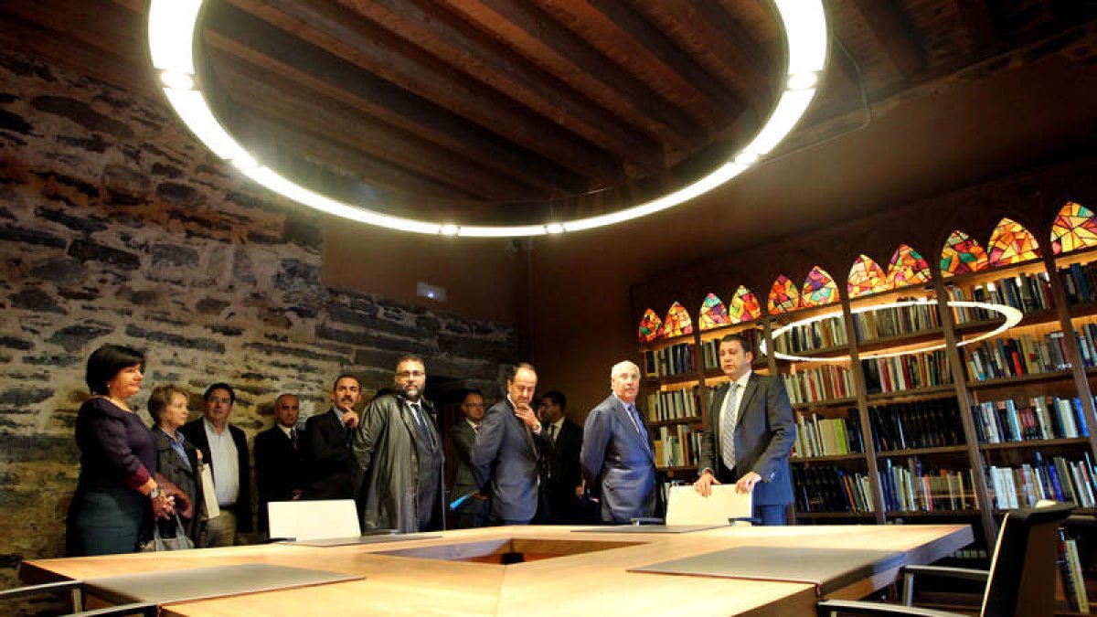 En el centro, en primer término, el aquitecto Fernando Cobos, Antonio Ovalle, Rafael Miranda y Carlos López Riesco, en la sala de investigadores de la Biblioteca.