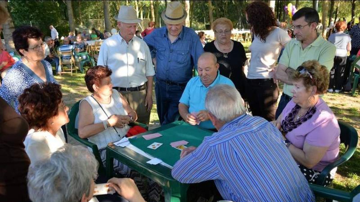 Campeonato de cartas, en uno de los encuentros de mayores.