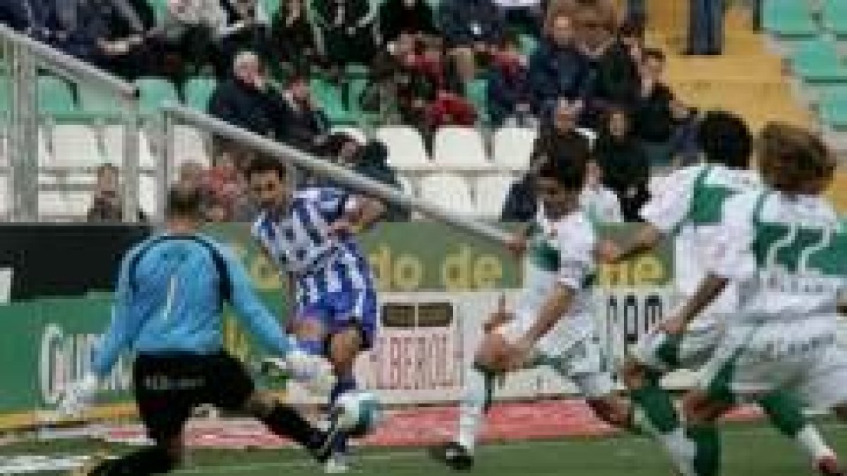 Todo pudo cambiar el domingo si esta jugada de Risso la hubiera acertado a rematar a gol Rubén Vega