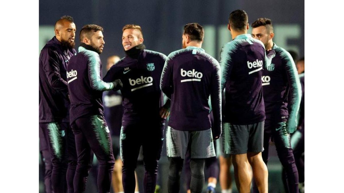 Los jugadores del FC Barcelona durante el entrenamiento previo al partido. ENRIC FONTCUBERTA.