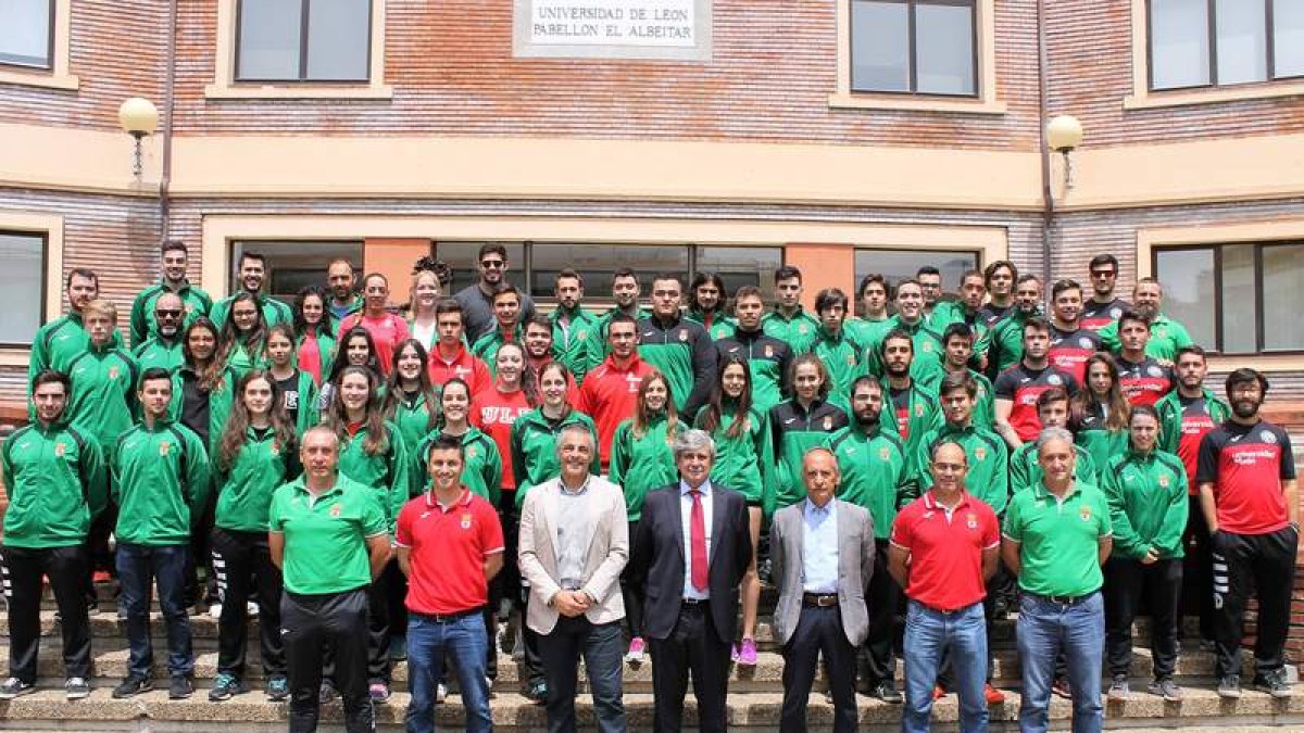 Los participantes en los campeonatos de España posan en El Albéitar junto a los representantes de la Universidad de León. DL
