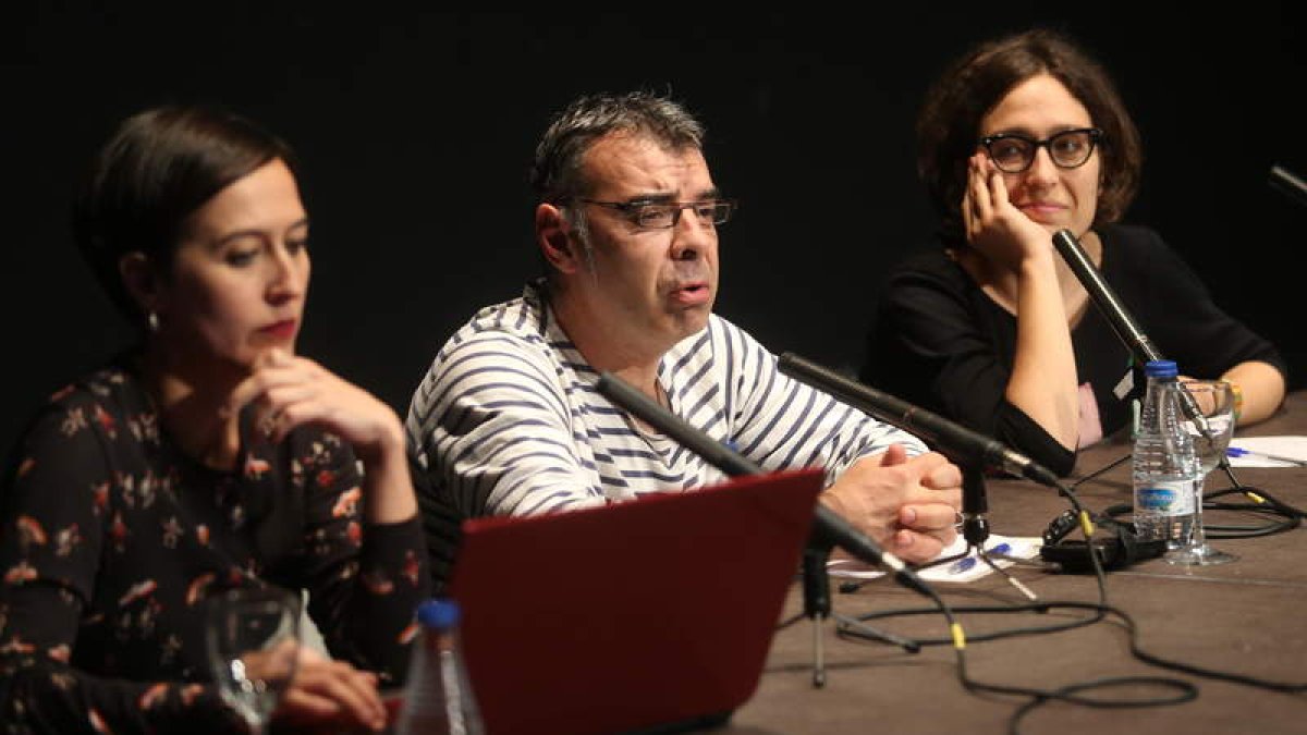 Raúl Gómez moderó una mesa junto a Nines Carrascal y Lucía Miranda. L. DE LA MATA