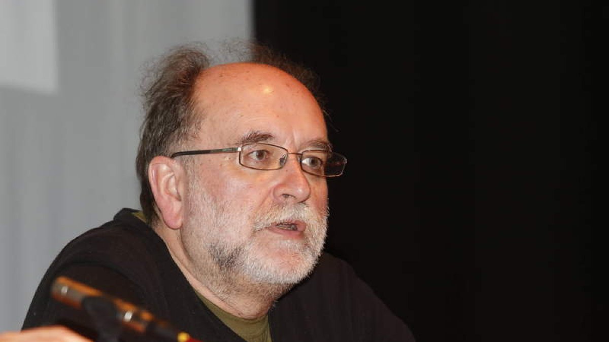 Carlos Taibo, ayer durante la conferencia en el Teatro San Francisco. RAMIRO
