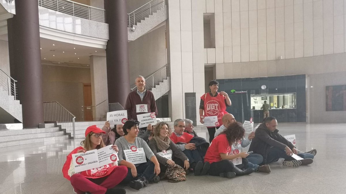 Integrantes de la FESP-UGT durante la concentración que han protagonizado esta mañana. DL.
