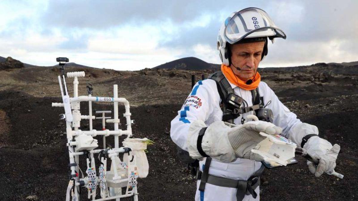 Astronautas y científicos prueban en Lanzarote la tecnología para volver a la Luna.