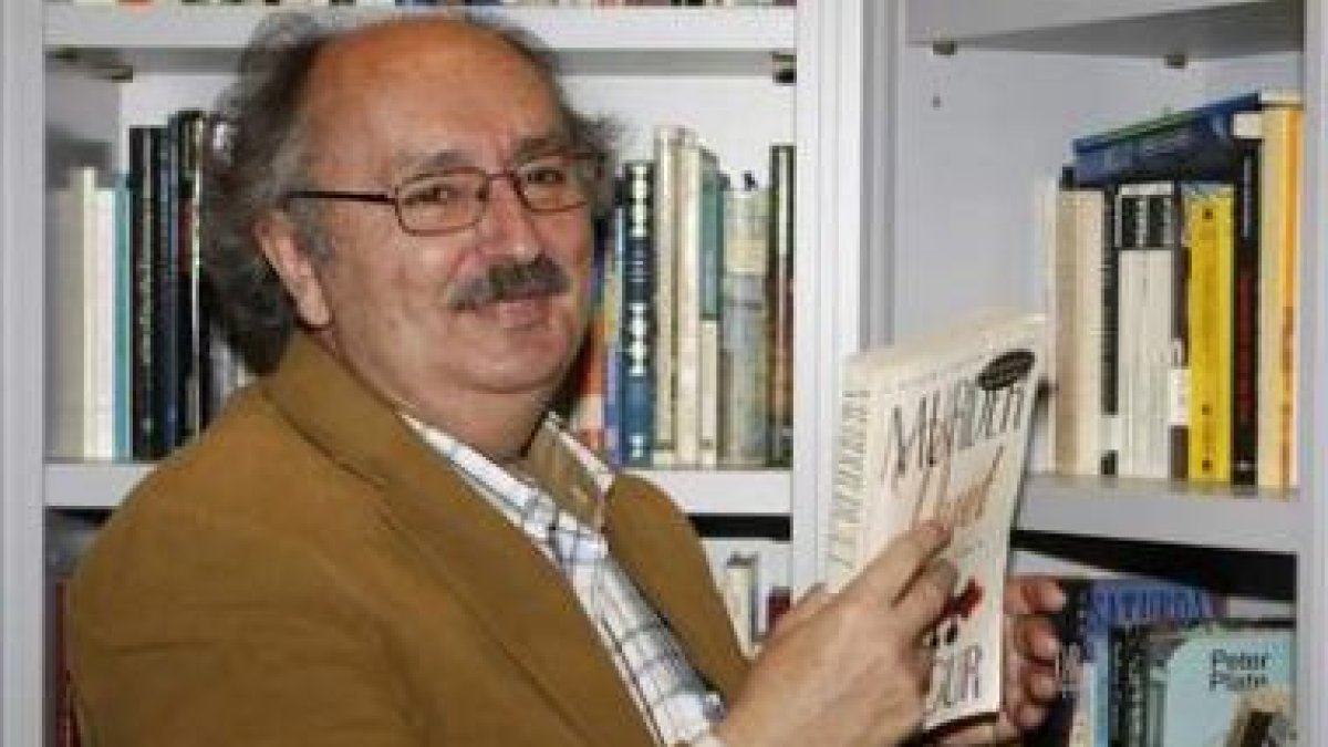 El poeta bañezano Antonio Colinas en su residencia de Salamanca, ante su biblioteca
