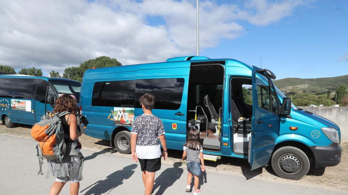 Los turistas acceden desde la Casa del Parque de Carucedo a microbuses o autobuses. L. DE LA MATA