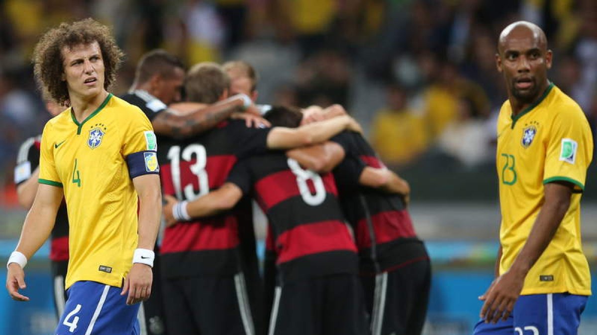 Los jugadores alemanes celebran los goles ante Brasil mientras David Luiz y compañía ponen rostros de rabia e incredulidad ante la supremacía germana en la primera semifinal del Mundial de fútbol.