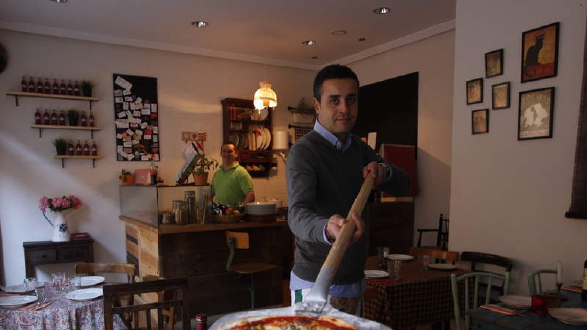 Carlos Figueiredo ha abierto Made in Italy, una pequeña pizzería situada al lado de la Catedral.