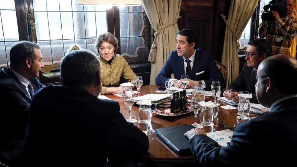 La ministra Isabel García Tejerina recibió ayer en Madrid a los consejeros implicados en la gestión de Picos de Europa. FERNANDO ALVARADO