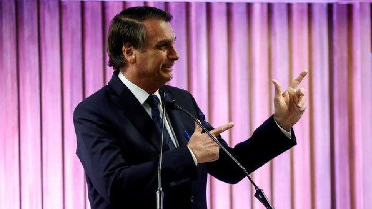 El presidente de Brasil, Jair Bolsonaro, habla sobre armas en un evento público.