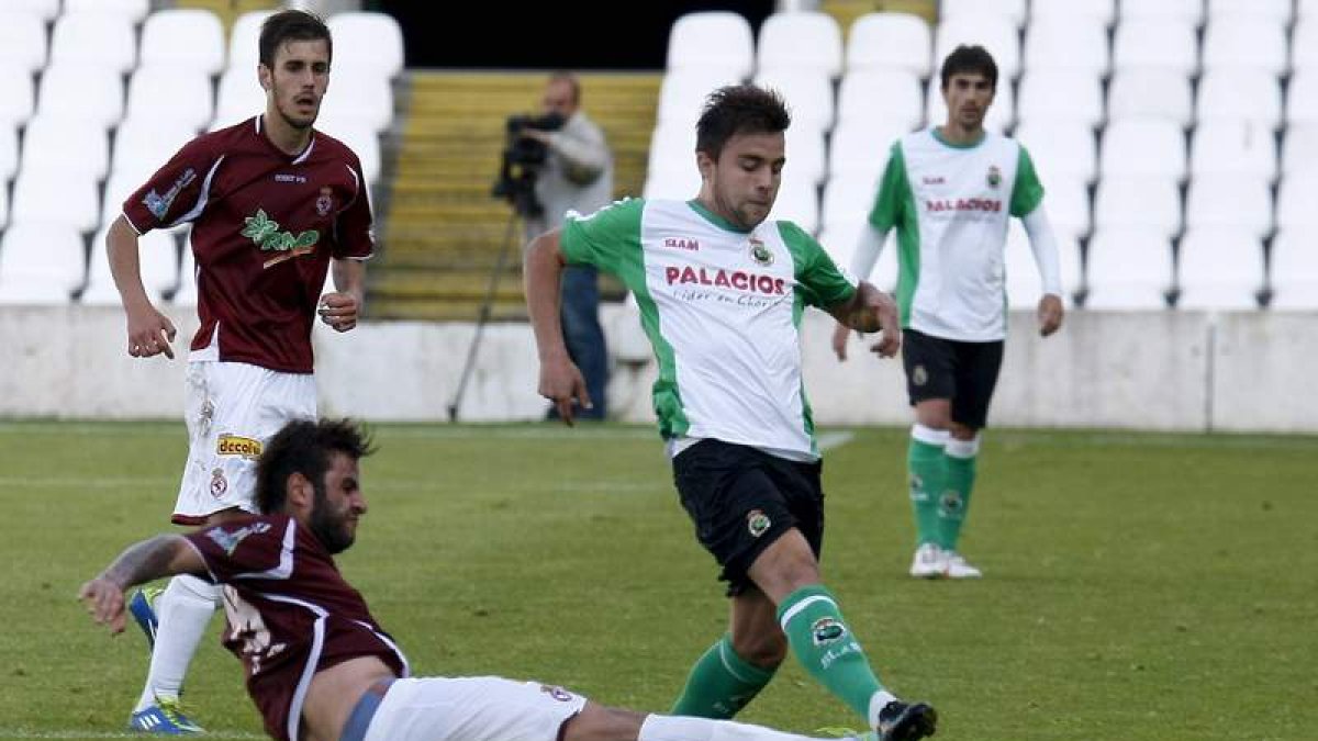 La defensa de la Cultural tuvo que esforzarse al máximo para salvar las acometidas del Racing B en ataque.