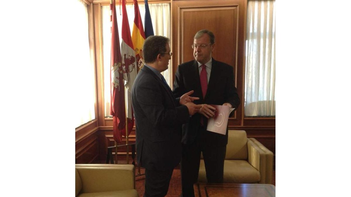 Arsenio García y Antonio Silván mantienen su primera reunión en el Ayuntamiento de León.