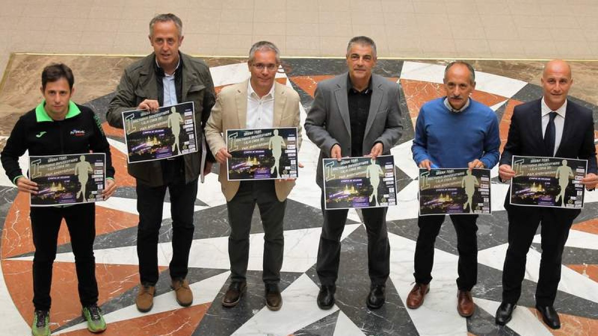 Foto de familia de la presentación de la carrera leonesa. DL