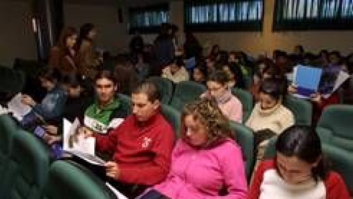 Afiliados y simpatizantes acudieron al local de Fernando Miranda