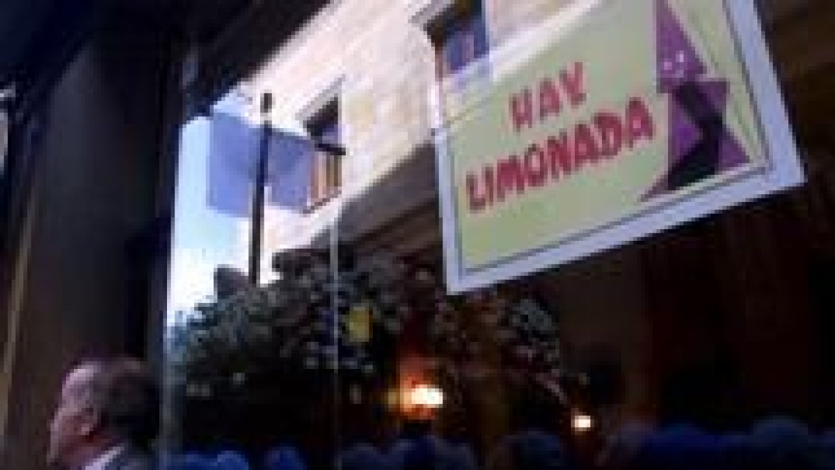 No hay en estas fechas establecimiento en la ciudad que no avise con un cartel que sirve limonada