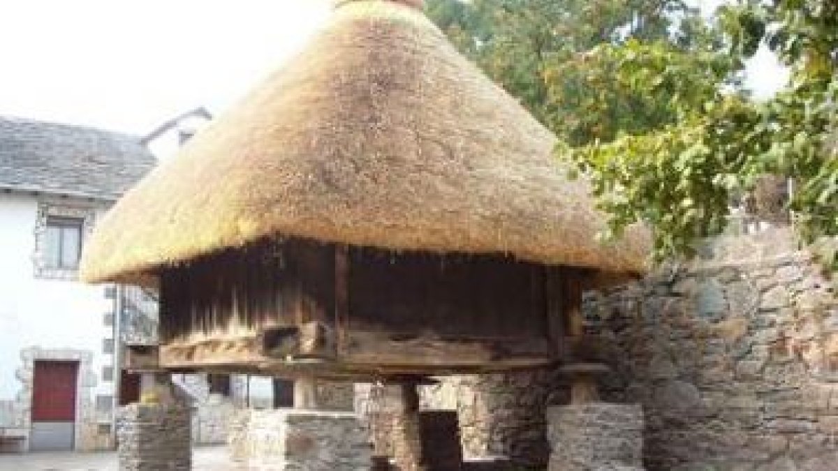 El hórreo de Villager de Lacina, entre los monumentos de la comarca.