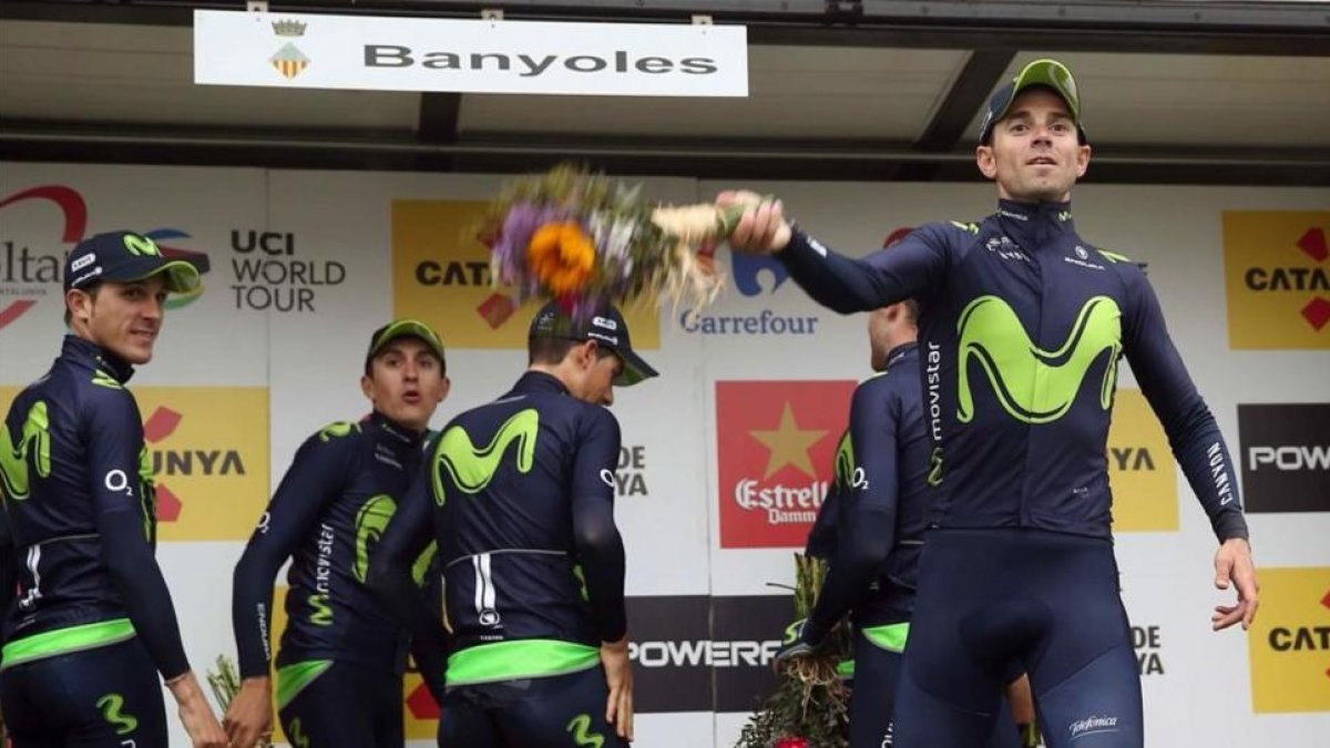El equipo Movistar celebra la victoria en la segunda etapa de la Volta.