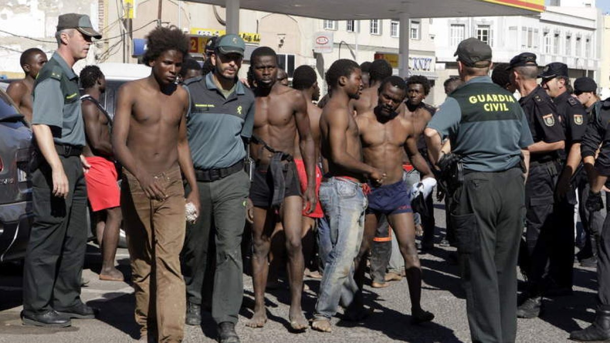 Algunos subsaharianos con agentes de la Guardia Civil.