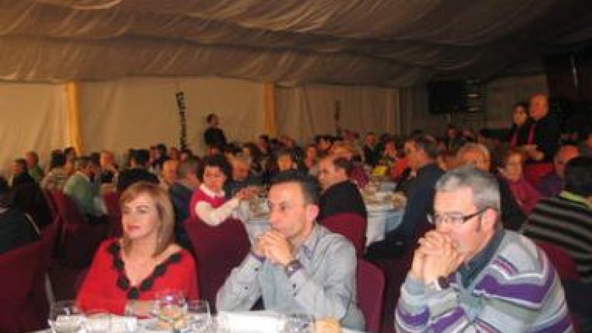 La imagen muestra a los siete ex mantenadores de la fiesta de Turienzo que acudieron al festival.
