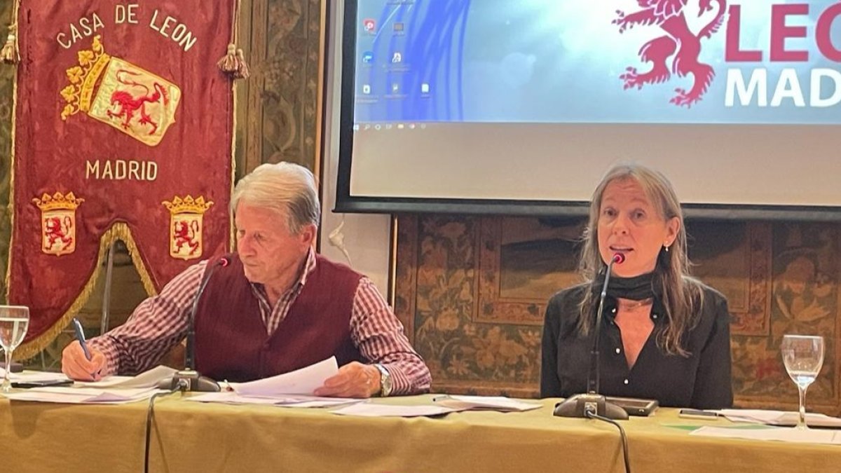 El secretario de la Junta Directiva, Ángel Pajín, y la presidenta, Belén Molleda, en la asamblea de socios. JOSÉ MARÍA DE LA RIVA