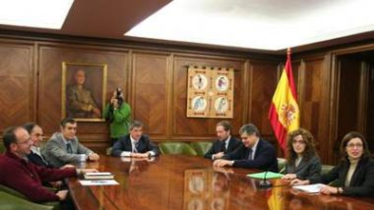 El alcalde explicó ayer el contenido del fondo de inversión a empresarios y sindicatos