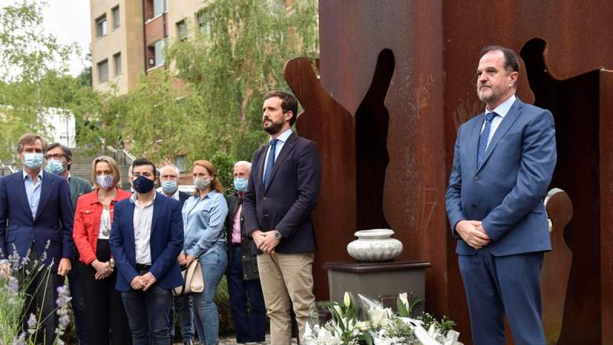 Casado e Iturgaiz ante el monumento a Miguel Ángel Blanco. MIGUEL TOÑA