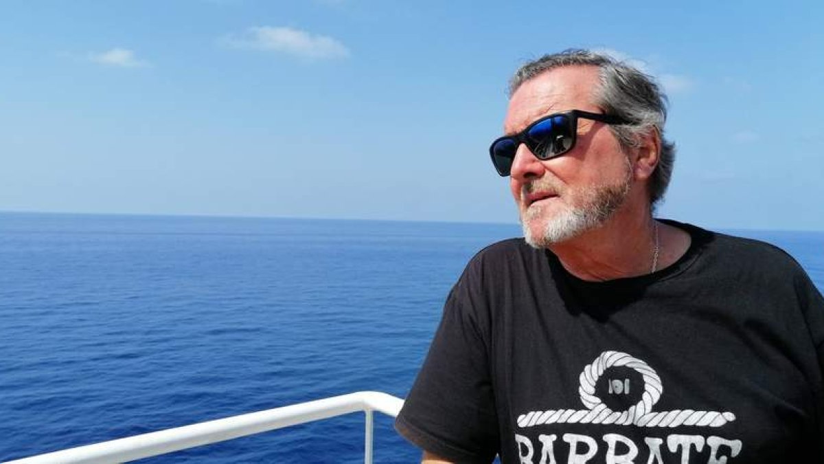 Juan José Benítez a bordo del transatlántico en el que dio la vuelta al mundo.