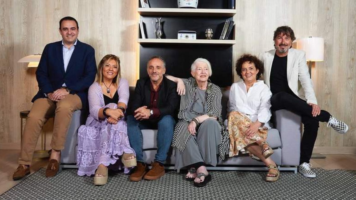 Formación actual de Mocedades, con el leonés José Miguel González (izda.) que estará en León el próximo 1 de mayo. DL