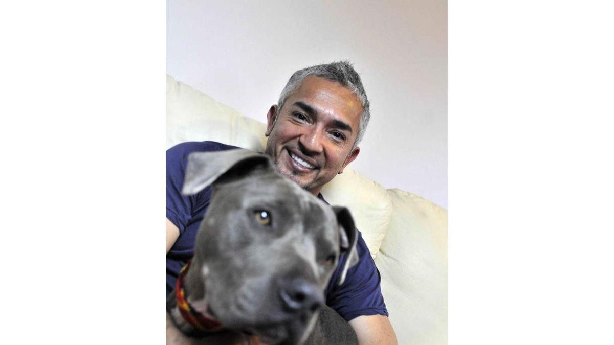 César Millán, con una de sus mascotas.