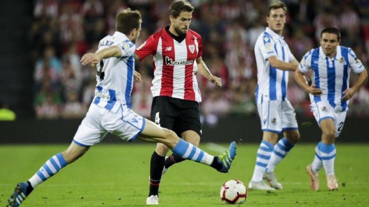 Iñigo Martínez se interna entre la defensa de la Real Sociedad.