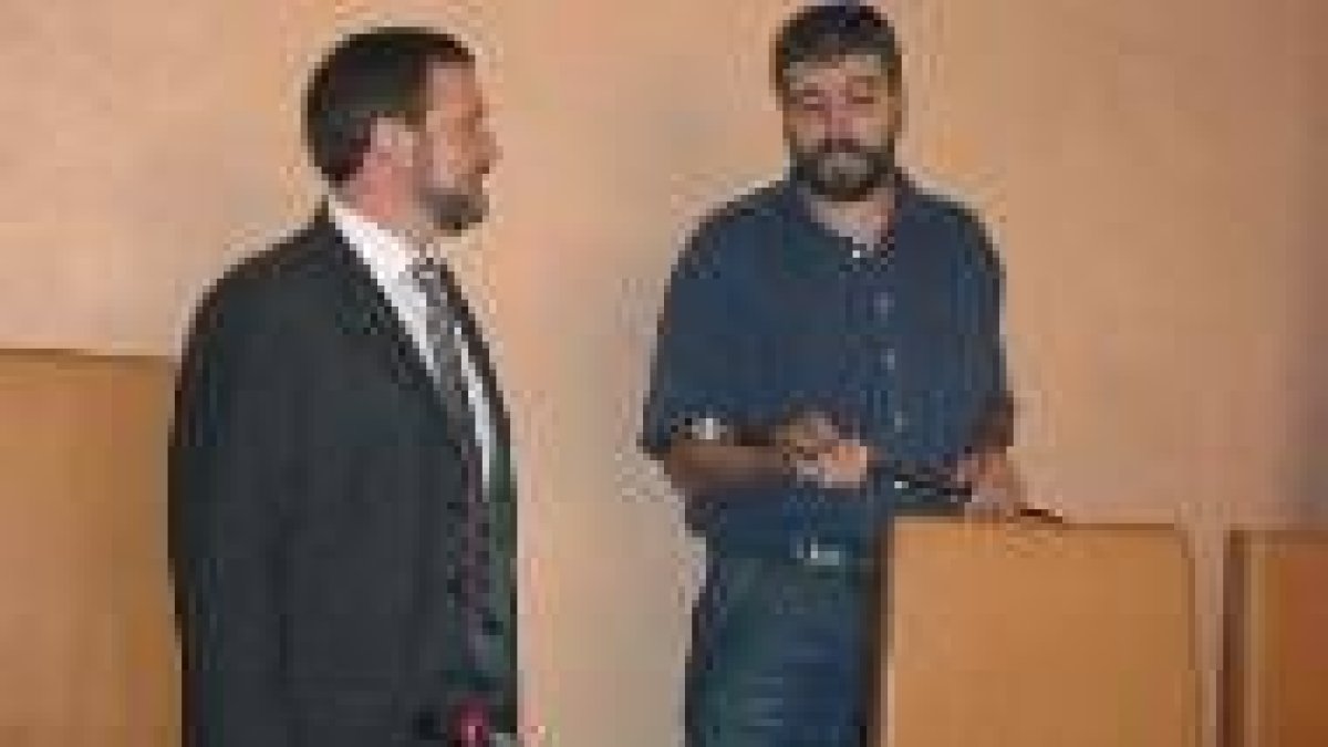 Guillermo Murias entregó el bastón de mando a Ángel Crespo tras las pasadas elecciones