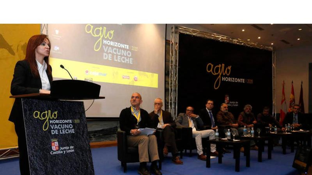 Silvia Clemente clausura la jornada de estudio del vacuno de leche, junto a los integrantes de una de las mesas redondas