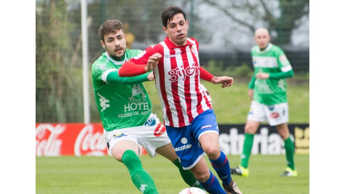 El defensa leonés Cristian, a la izquierda, durante su etapa en el Atlético Astorga. DAVID GATO