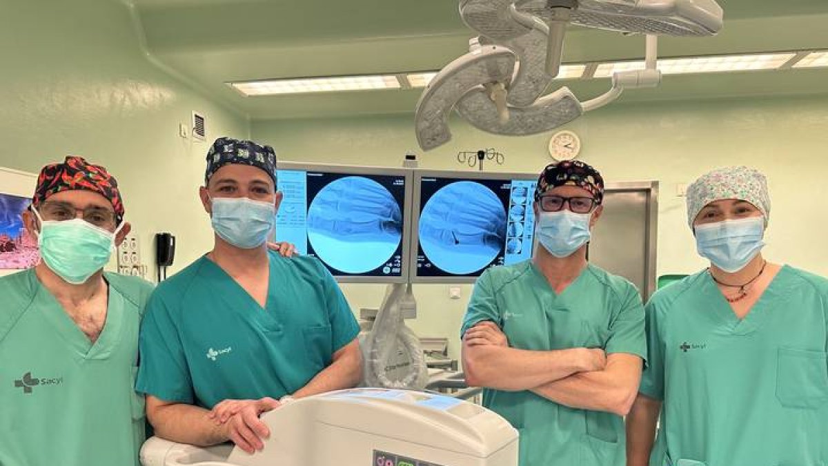 Jaime Sánchez Lázaro, Óscar Fernández, Francisco Madera y Ana Trapote, ayer en el quirófano junto al aparato de fluoroscopia, en el Caule. DL