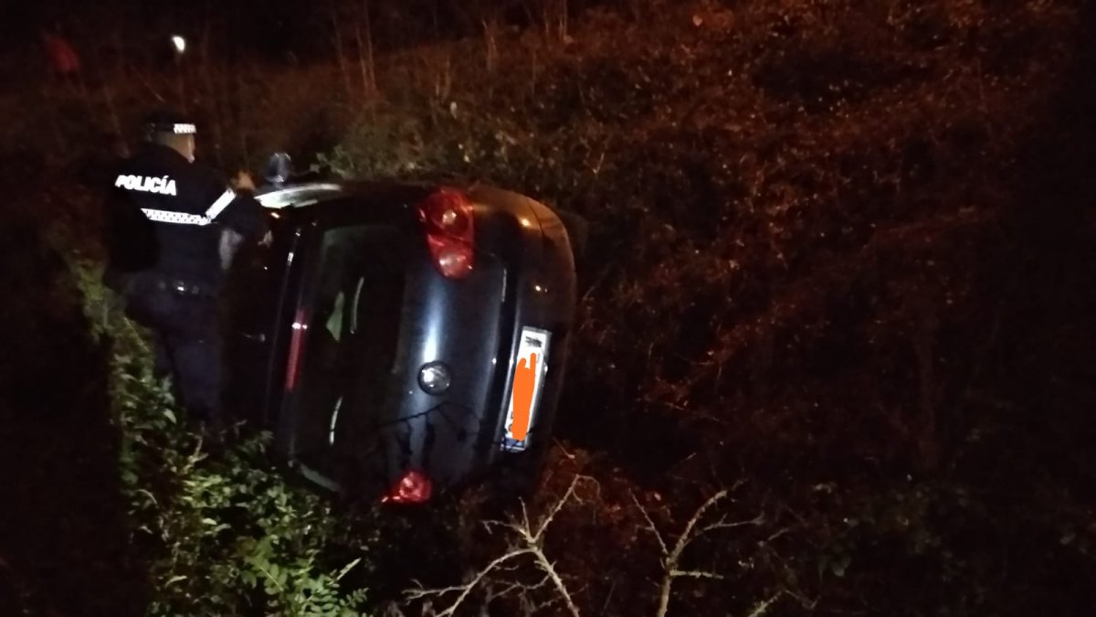 Estado en el que quedó el coche accidentado tras el vuelco. DL