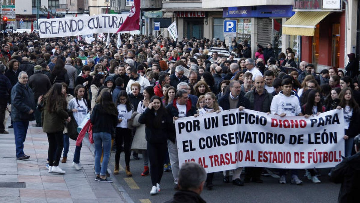 La marcha partió desde Santa Nonia para desembocar en Botines, donde la orquesta del centro dio el concierto. FERNANDO OTERO PERANDONES