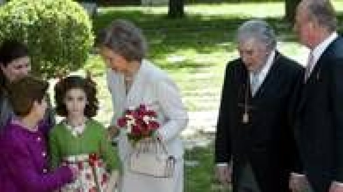 La pequeña Cecilia, junto a su madre y su tía sigue atenta el discurso de su abuelo