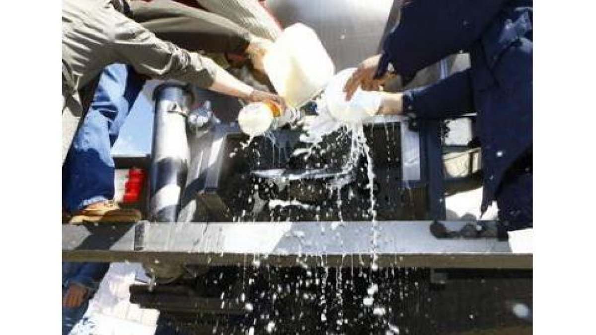 Los ganaderos leoneses ya han tirado otras veces leche por las calles, como demuestra la imagen de a