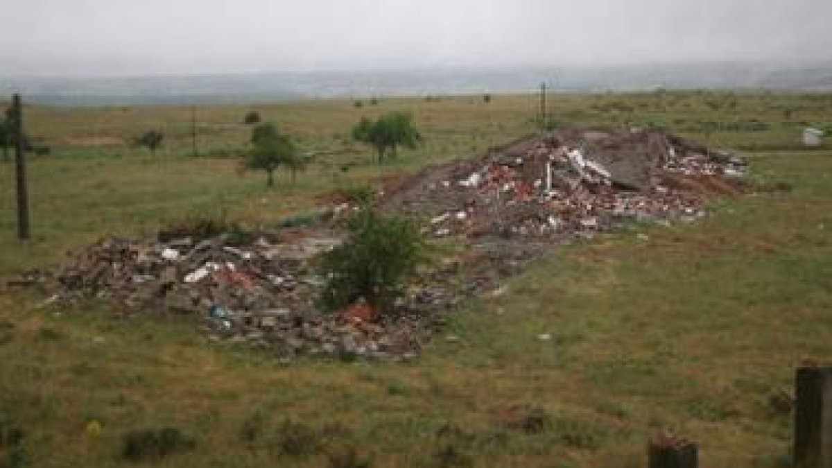 La urbanización del Cueto del Moro comenzó con el derribo de dos de los once chalés.