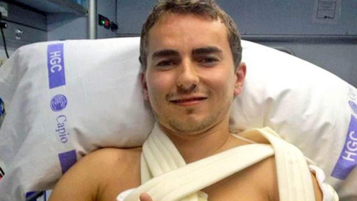 Jorge Lorenzo, nada más operarse de la clavícula que se fracturó en Assen.