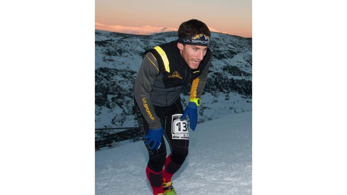 El vencedor Alfredo Gil, a la izquierda, sufre sobre la nieve en una prueba muy dura y que tuvo al final su recompensa