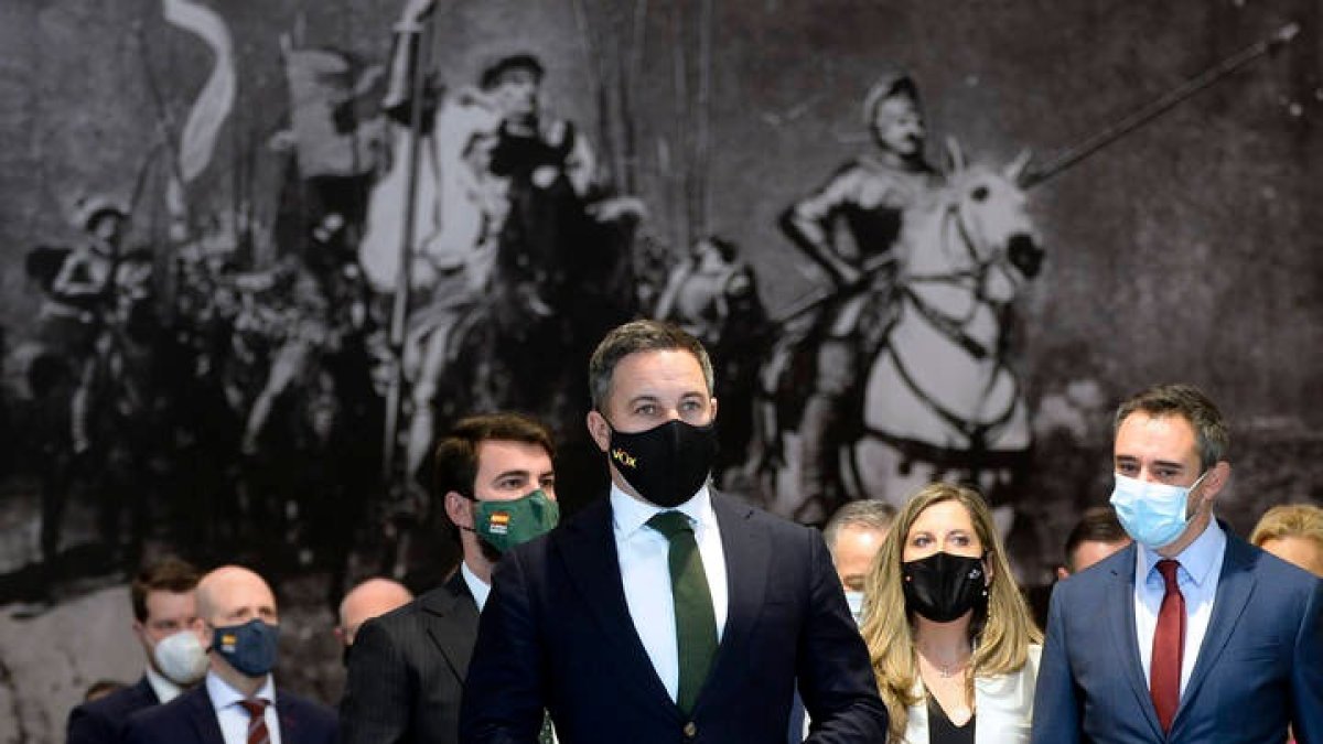 El presidente de Vox, Santiago Abascal, a su llegada al debate de investidura de Alfonso Fernández Mañueco. NACHO GALLEGO