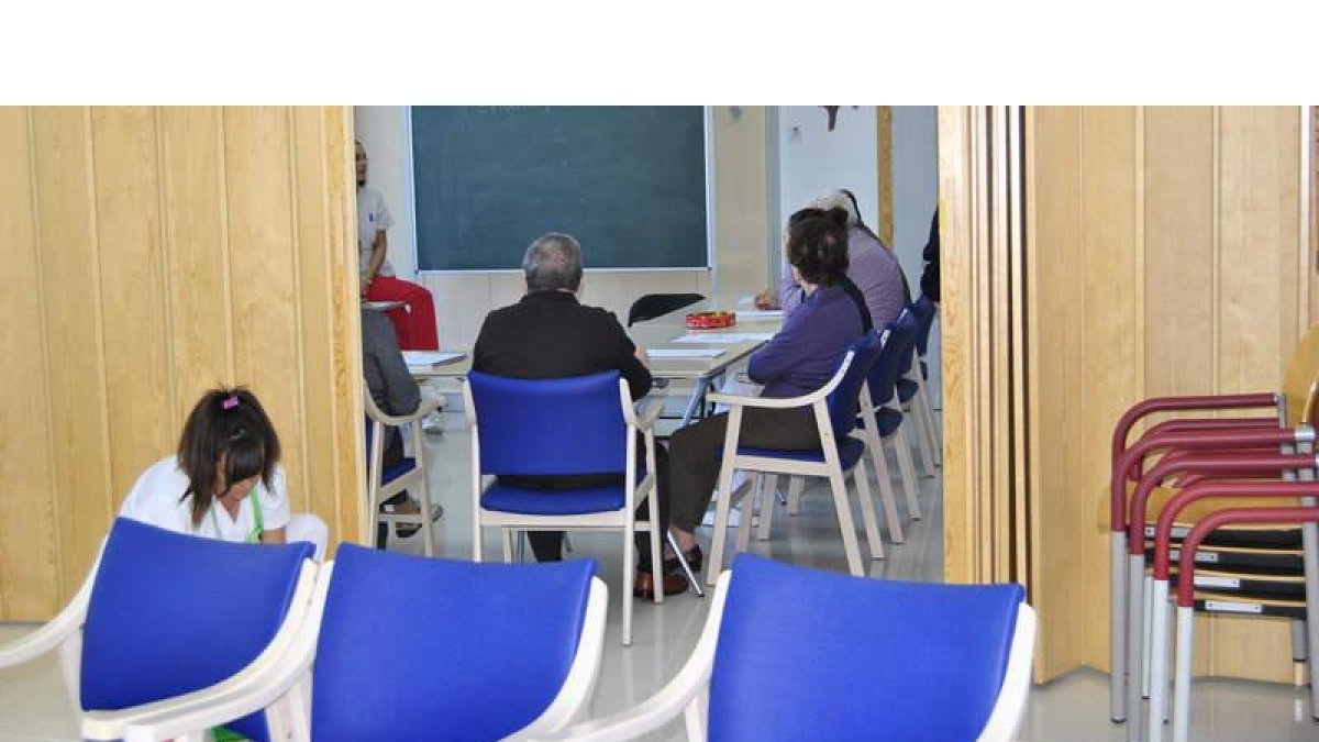 Una reunión de trabajo en el centro de día Alzhéimer Bierzo.