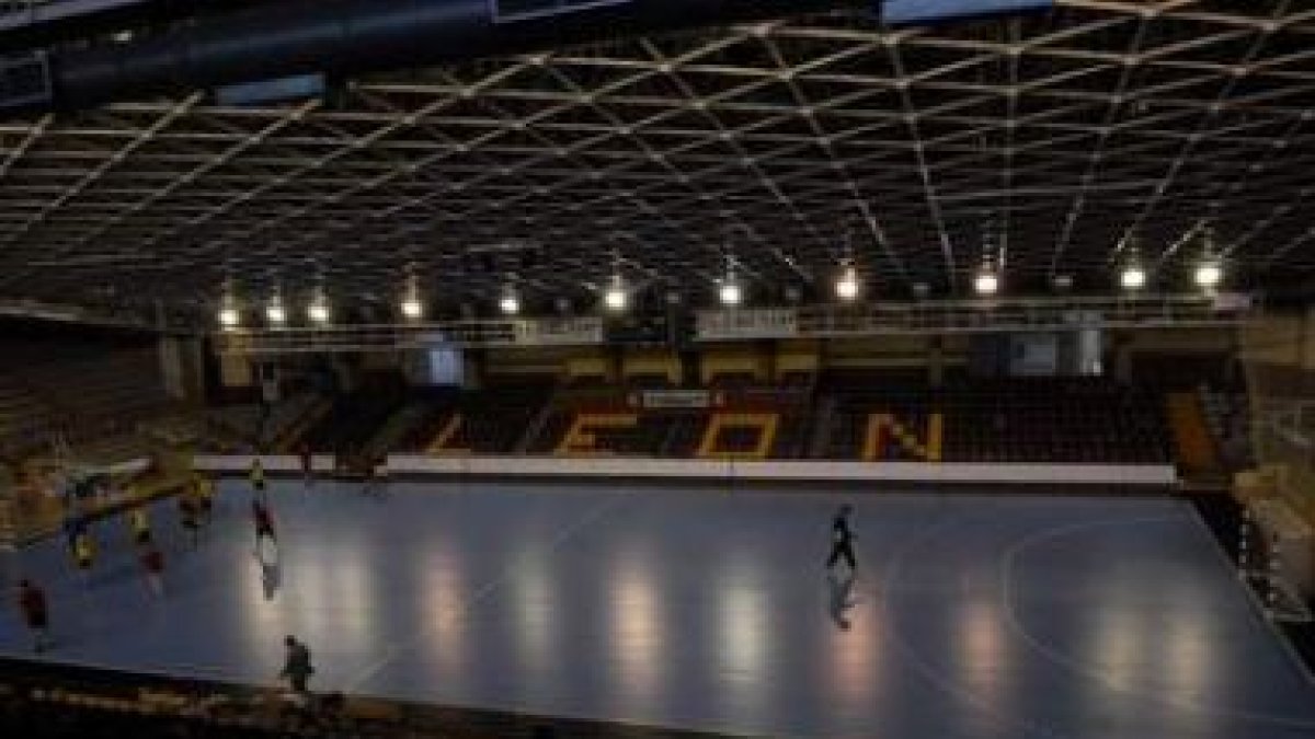 El pabellón leonés puede asumir las reformas que exige la IHF para acoger partidos del Mundial.