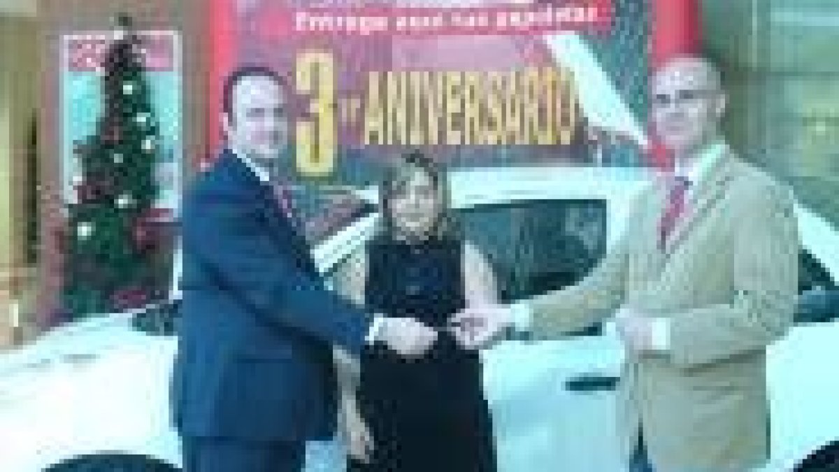 Arancha Moral recoge las llaves del coche que ganó en Espacio León