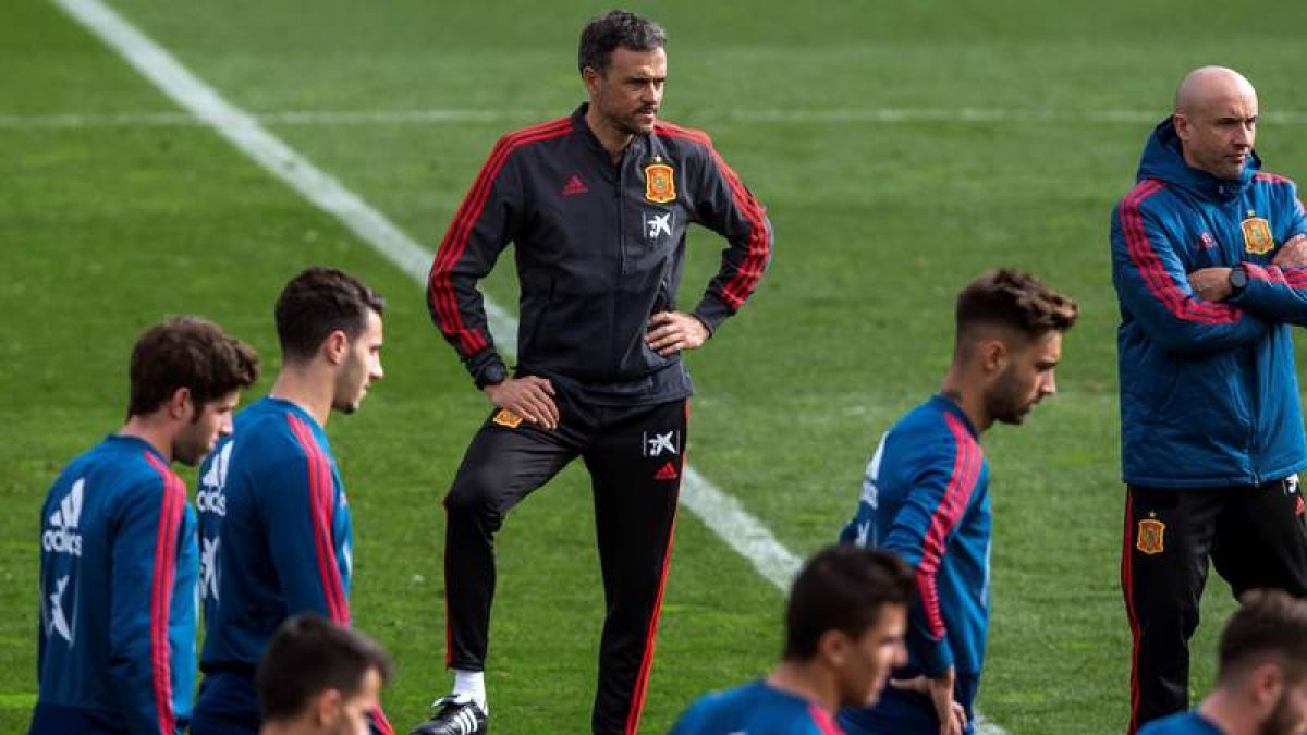 Luis Enrique se dirige a los jugadores durante el entrenamiento de la selección española. R. JIMÉNEZ